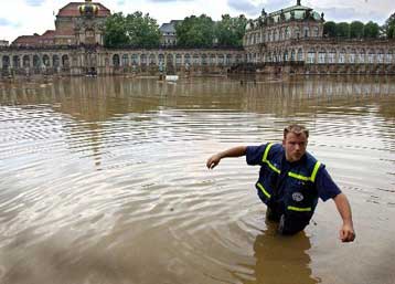 Στα νερά του Έλβα βυθίζεται ώρα με την ώρα και πιο πολύ η ιστορική Δρέσδη