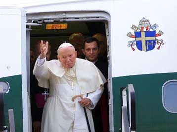 Πλήθος πιστών υποδέχθηκε με ζητωκραυγές τον Πάπα Ιωάννη Παύλο το Β στην Πολωνία