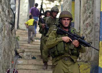 Σε συλλήψεις και κατεδαφίσεις κατοικιών Παλαιστινίων εξτρεμιστών προχωρά το Ισραήλ