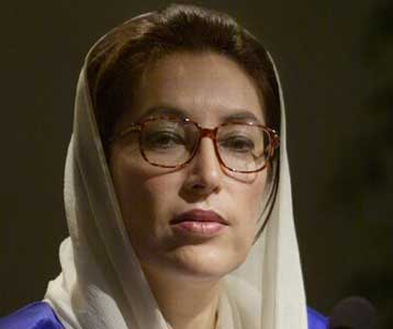 Τη συμμετοχή της στις εκλογές του Πακιστάν ανακοίνωσε η Μπεναζίρ Μπούτο