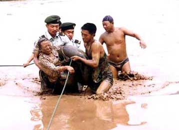 Στους 300 ανήλθε ο αριθμός των νεκρών από τις καταστροφικές πλημμύρες στην Κίνα