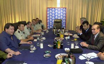 Σε συμφωνία για σταδιακή εκεχειρία κατέληξαν Ισραηλινοί και Παλαιστίνιοι