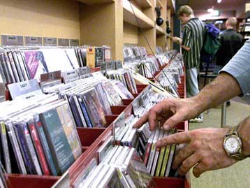 Οι δισκογραφικές εταιρείες ζητούν να κοπεί η πρόσβαση σε σάιτ τύπου Napster