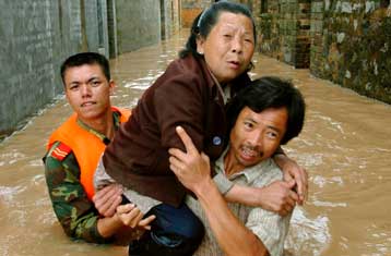 Χιλιάδες άνθρωποι απειλούνται από καταρρακτώδεις βροχές στην Κίνα