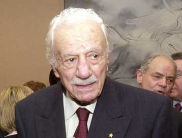 Στον νοσοκομείο Ερυθρός Σταυρός λόγω πυρετού ο Χαρίλαος Φλωράκης
