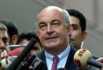 Στο Ρεπουμπλικανικό Λαϊκό Κόμμα του Ντενίζ Μπαϊκάλ θα προσχωρήσει ο Κεμάλ Ντερβίς