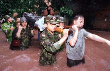 Σε κατάσταση συναγερμού η Κίνα λόγω πλημμυρών – Εκκενώνεται η επαρχία Γιουνάν