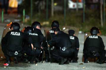 Σοβαρά επεισόδια σημάδεψαν τον ποδοσφαιρικό αγώνα Βοσνίας – Γιουγκοσλαβίας