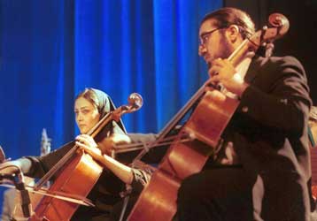 Οι Ιρανοί παρακολουθούν την πρώτη παράσταση όπερας έπειτα από την ισλαμική επανάσταση