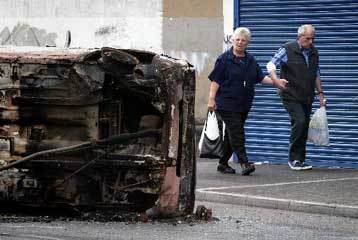 Εννέα αστυνομικοί τραυματίες σε νέες ολονύχτιες συγκρούσεις στα ανατολικά του Μπέλφαστ