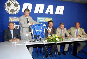 Ύμνοι για Δέλλα από τον ευτυχισμένο Ότο Ρεχάγκελ