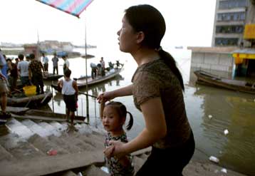 Μισό εκατομμύριο άνθρωποι εγκατέλειψαν επαρχίες της Κίνας εξαιτίας των πλημμυρών