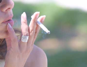Απρόθυμοι να εφαρμόσουν το μέτρο κατά του καπνίσματος οι ιδιοκτήτες καταστημάτων