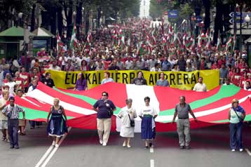 Χιλιάδες Βάσκοι διαδήλωσαν υπέρ της λειτουργίας της πολιτικής πτέρυγας της ΕΤΑ