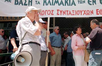 Βρέθηκε η λύση στο «αίνιγμα» των αυξήσεων μισθών και συντάξεων του Δημοσίου