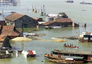 Σε κατάσταση έκτακτης ανάγκης η πόλη Βουχάν της Κίνας λόγω του κινδύνου πλημμύρας