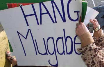 «Ρατσιστική τρέλα» κατά τη Ζιμπάμπουε οι καταγγελίες για το διωγμό λευκών κτηματιών