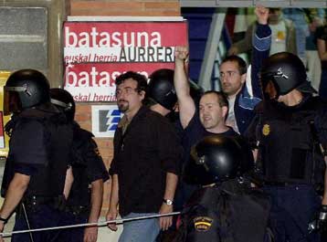 Επιχείρηση της ισπανικής αστυνομίας για την εκκένωση του αρχηγείου του Μπατασούνα