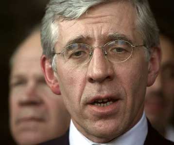 Ηχηρό «ναι» του Τζακ Στρο σε ευρωπαϊκό Σύνταγμα κόντρα στη μαινόμενη αντιπολίτευση