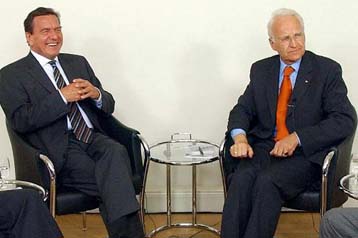 Σημαντικό προβάδισμα Στόιμπερ έναντι Σρέντερ διαπιστώνει νέα δημοσκόπηση στη Γερμανία