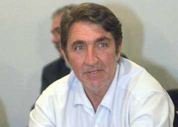 Για πραξικοπηματικές ενέργειες κατηγορούν τον Μ.Παπακαλιάτη οκτώ ΚΑΕ