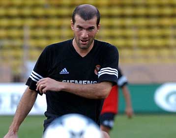 Κορυφαίος της χρονιάς στις ευρωπαϊκές διοργανώσεις 2001-2002 ο Ζιντάν