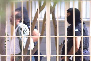 Ανασκευάζει, μέσω του συνηγόρου του, τις αναφορές στον εξάδελφό του ο Παύλος Σερίφης
