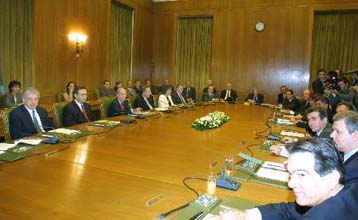 Ενιαία γραμμή στην αντιμετώπιση των προβλημάτων ζητά από τους υπουργούς ο Κ.Σημίτης
