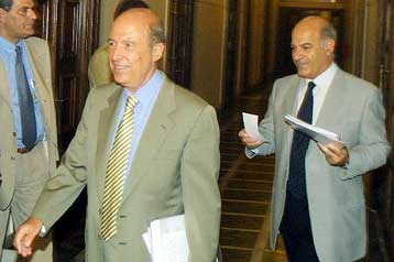 Το 2004 η εφαρμογή του ενιαίου μισθολογίου για τους δημοσίους υπαλλήλους