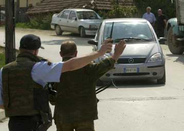 Τουλάχιστον τέσσερα άτομα υπό την ομηρία ένοπλων Αλβανών εθνικιστών στην ΠΓΔΜ