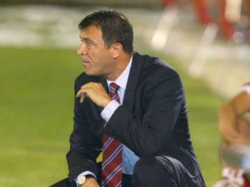 Πολύ σημαντική η νίκη κόντρα στον ΟΦΗ, εκτιμά ο Τάκης Λεμονής