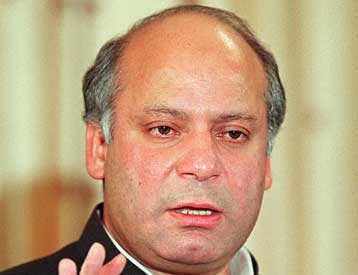 Απέσυρε την υποψηφιότητά του από τις πακιστανικές εκλογές ο Ναουάζ Σαρίφ