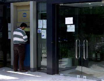 Μισή ώρα παραπάνω θα είναι ανοιχτές οι τράπεζες για το κοινό από τη Δευτέρα