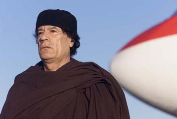 Προσπάθεια του Καντάφι να βγει από τον απομονωτισμό – Δέχεται τη «διεθνή νομιμότητα»