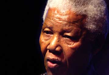 Η επίθεση κατά του Ιράκ θα καταστρέψει τον ΟΗΕ, προειδοποιεί τον Τζ.Μπους ο Ν.Μαντέλα