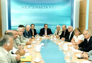 Συνάντηση Καραμανλή με το προεδρείο των εμπόρων – Βολές Ρουσόπουλου κατά Σημίτη