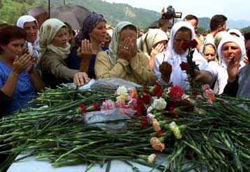 Πόρισμα απορρίπτει τον όρο «σφαγή» για τους χιλιάδες νεκρούς στη Σρεμπρένιτσα