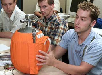 Αναβάλλεται ο διαστημικός περίπατος του διάσημου τραγουδιστή της ποπ Λανς Μπας