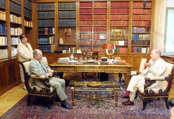 Μποϊκοτάζ και φορολογικό επί τάπητος στη συνάντηση Σημίτη – Στεφανόπουλου