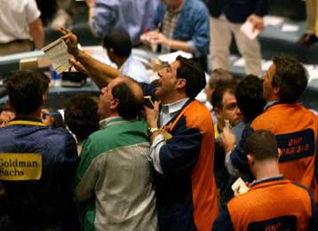 Μία ανάσα από την απόλυτη ισοτιμία το ευρώ εν μέσω ανησυχιών για επίθεση κατά του Ιράκ