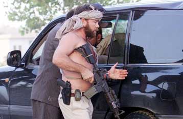 «Ομπρέλα» προστασίας γύρω από τον Καρζάι μετά την απόπειρα δολοφονίας εναντίον του