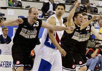 Σε αγώνα θρίλερ η Ν.Ζηλανδία νίκησε το Πουέρτο Ρίκο και προκρίθηκε στη 4άδα