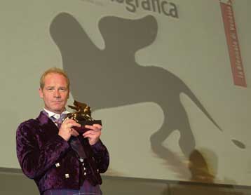 Στην ταινία «Οι Αδερφές του ασύλου Μαγδαληνή» του Πίτερ Μιούλαν το Χρυσό Λιοντάρι