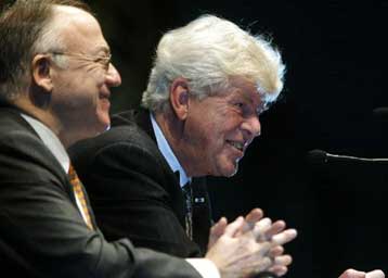 Κάτω από τα 98 σεντς το ευρώ, καθώς απομακρύνεται το ενδεχόμενο μείωσης των επιτοκίων