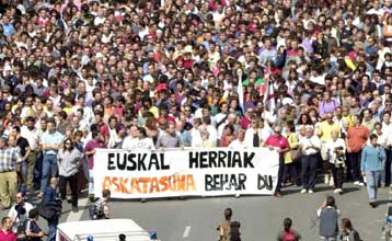 Νέα διαδήλωση των Βάσκων υπέρ της λειτουργίας της πολιτικής πτέρυγας της ΕΤΑ