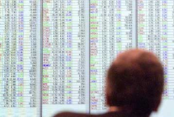 Κάτω από τις 2.050 μονάδες υποχωρεί το ΧΑΑ τη Δευτέρα