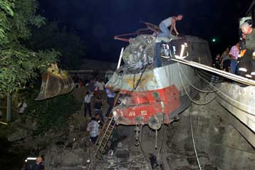 Τουλάχιστον 50 νεκροί και δεκάδες τραυματίες από εκτροχιασμό αμαξοστοιχίας στην Ινδία