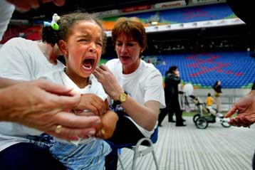 Μην κοιτάτε όταν σας κάνουν ένεση και θα πονέσετε λιγότερο, υποστηρίζει Βρετανίδα