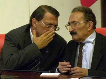 Την παραίτηση της τουρκικής κυβέρνησης ζητά ο Μεσούτ Γιλμάζ