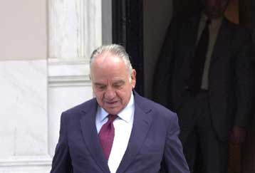 Την περαιτέρω μείωση της συμμετοχής σε Εθνική και Εμπορική εξετάζει η κυβέρνηση